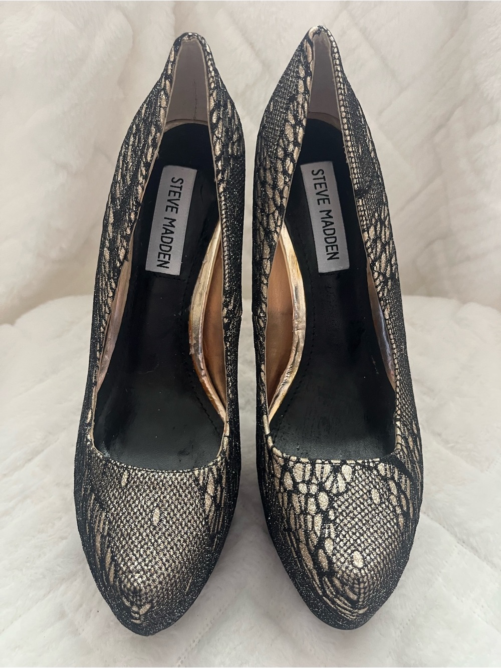 Steve Madden Black and Gold Lace-Texture Pumps